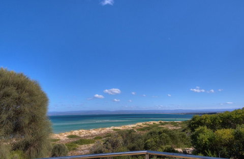 Sandbar Beach House - Kawana Tourism 3