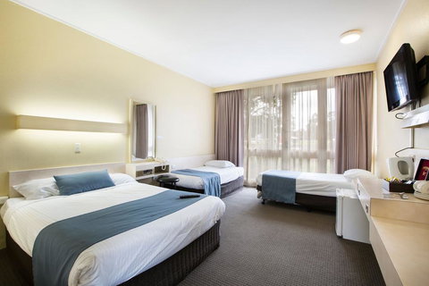 Sandown Park Hotel Noble Park - Kawana Tourism 1