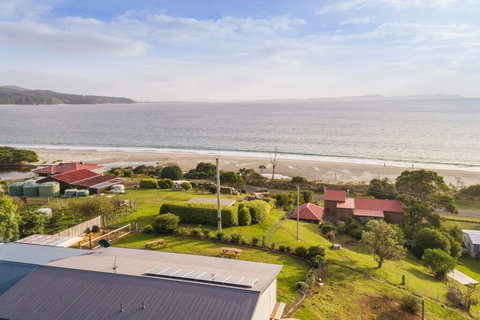 Seaview Family Retreat - Kawana Tourism 1