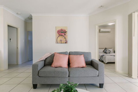 Secure 2 Bed Unit In Gray - Close Palmerston City - Kawana Tourism 3