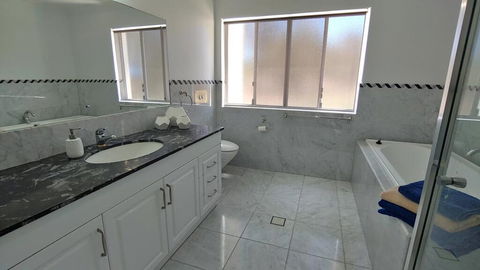 Spacious 2 Bedroom Unit, Private Bath, Kitchen, RV Parking On 5 Acres, 10 Min To Fraser Island Barge - Kawana Tourism 2