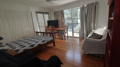 Spacious 2 Bedroom Unit, Private Bath, Kitchen, RV Parking On 5 Acres, 10 Min To Fraser Island Barge - Kawana Tourism 3