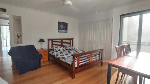 Spacious 2 Bedroom Unit, Private Bath, Kitchen, RV Parking On 5 Acres, 10 Min To Fraser Island Barge - Kawana Tourism 1