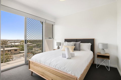 Spacious Apartment With Generous Entertaining - Kawana Tourism 2