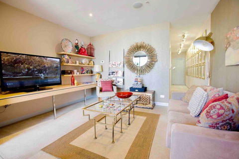 Stylish 1 Bedroom Apartment Amazing City Views - Kawana Tourism 2