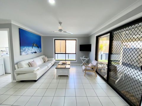 STYLISH RESIDENCE, LARGE PRIVATE YARD - CLOSE TO DREAMWORLD - Kawana Tourism 0