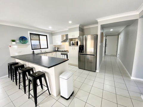 STYLISH RESIDENCE, LARGE PRIVATE YARD - CLOSE TO DREAMWORLD - Kawana Tourism 3