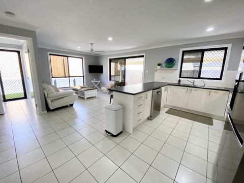STYLISH RESIDENCE, LARGE PRIVATE YARD - CLOSE TO DREAMWORLD - Kawana Tourism 2