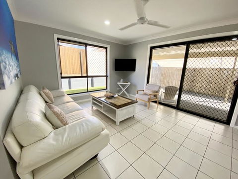 STYLISH RESIDENCE, LARGE PRIVATE YARD - CLOSE TO DREAMWORLD - Kawana Tourism 1