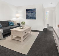 Stylish Split Level Apartment 13 Minutes From City - Kawana Tourism
