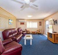 Stylish Unit Opposite Foreshore - Sylvan Beach Esp Bellara - Kawana Tourism