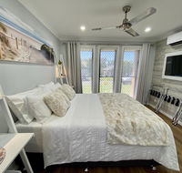 STYLISH UNIT - CLOSE TO DREAMWORLD - Kawana Tourism