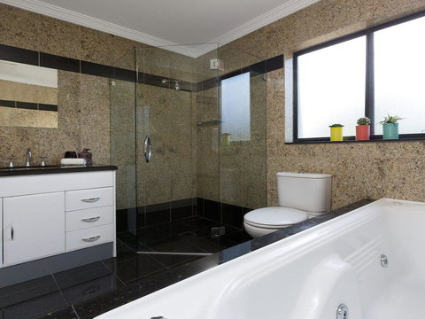 Sunrise Over Easts 2 - Ocean Views, Walk To Beach - Kawana Tourism 2