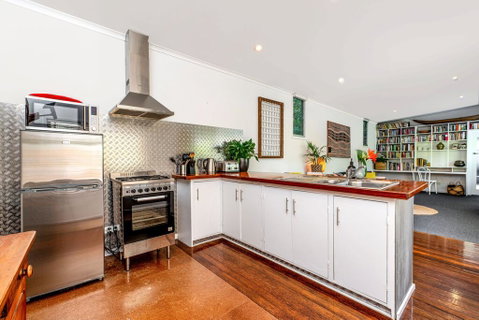 SUNSET BEACH SHACK On SURF - Kawana Tourism 3