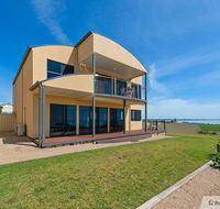 Sunset Cove Beach House - Kawana Tourism