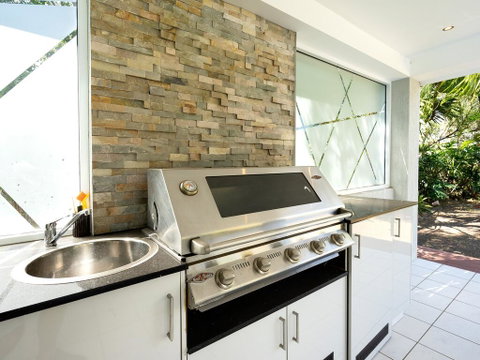 Super Sized Family Retreat With A Pool - Kawana Tourism 3