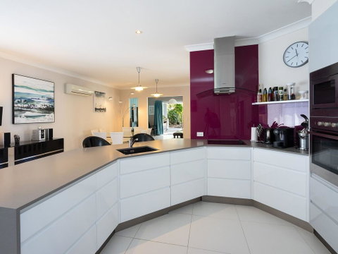 Super Sized Family Retreat With A Pool - Kawana Tourism 2