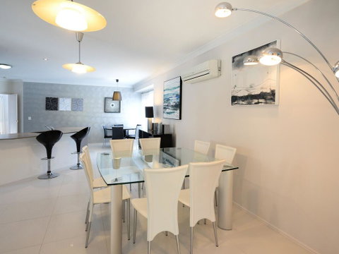 Super Sized Family Retreat With A Pool - Kawana Tourism 1