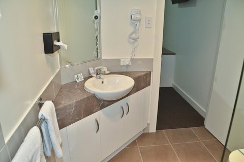 Swagsman Motel - Kawana Tourism 3