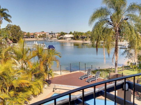 Tarcoola 41 - 5 BDRM Canal Home With Pool - Kawana Tourism 3