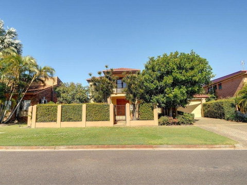 Tarcoola 41 - 5 BDRM Canal Home With Pool - Kawana Tourism 1