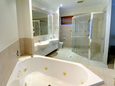 Tarcoola 41 - 5 BDRM Canal Home With Pool - Kawana Tourism 2