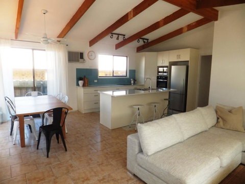 TERRIFIC ON TAMARA CRESCENT - Kawana Tourism 3