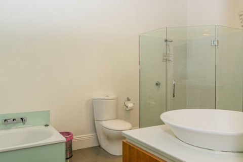 Roxburgh House Apartments - Kawana Tourism 4