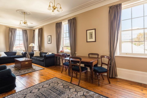 Grand Old Duke - Kawana Tourism 0