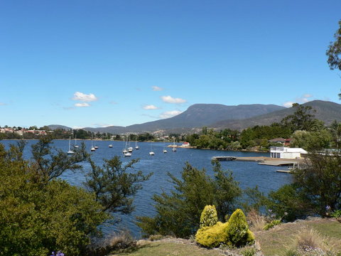Derwent Retreat - Kawana Tourism 21