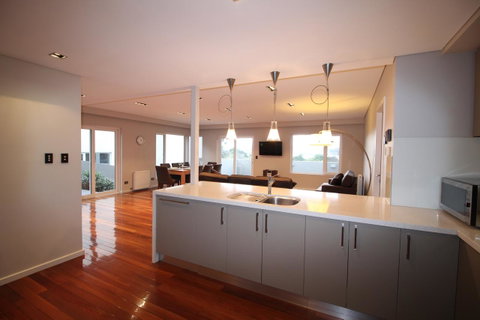 Sunny 3 Bedroom Apartment In Sandy Bay - Kawana Tourism 11