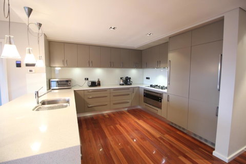 Sunny 3 Bedroom Apartment In Sandy Bay - Kawana Tourism 10
