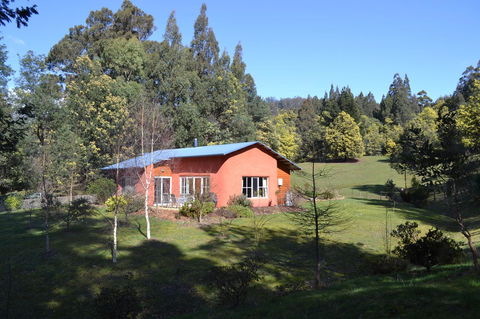 Whispering Spirit Holiday Cottages & Mini Ponies - Kawana Tourism 0