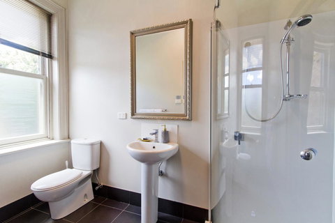 Deloraine Hotel - Kawana Tourism 25