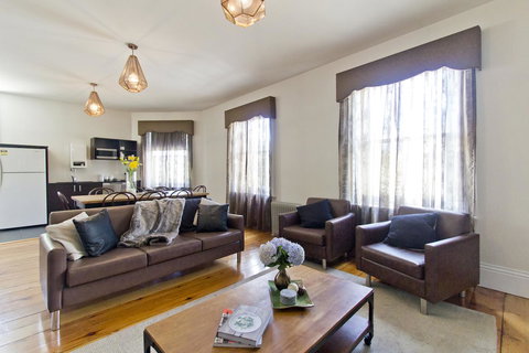 Deloraine Hotel - Kawana Tourism 4