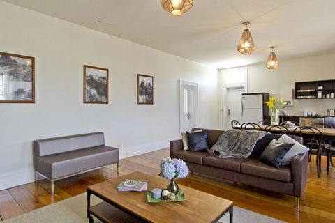 Deloraine Hotel - Kawana Tourism 23