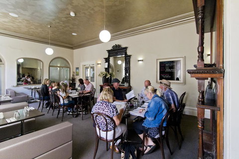 Deloraine Hotel - Kawana Tourism 10