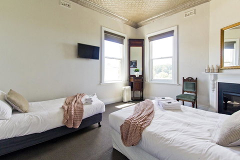 Deloraine Hotel - Kawana Tourism 21