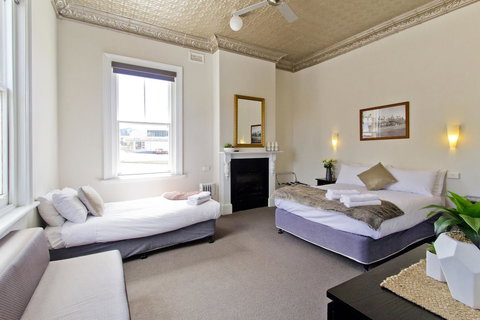 Deloraine Hotel - Kawana Tourism 22