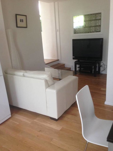 Hobart Colonial Apartment - Kawana Tourism 6