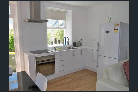 Hobart Colonial Apartment - Kawana Tourism 0