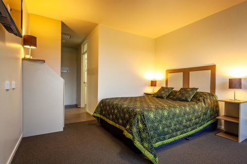 Mornington Inn - Kawana Tourism 2