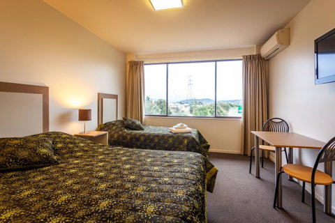 Mornington Inn - Kawana Tourism 1