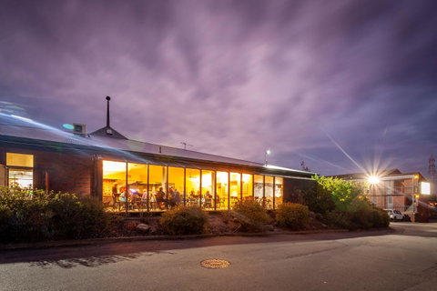 Mornington Inn - Kawana Tourism 7