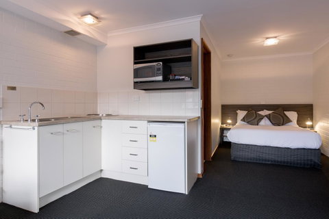 Bay Hotel Apartments - Kawana Tourism 23