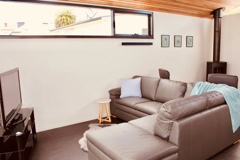 Omaroo House - Panoramic Water Views - Kawana Tourism 10