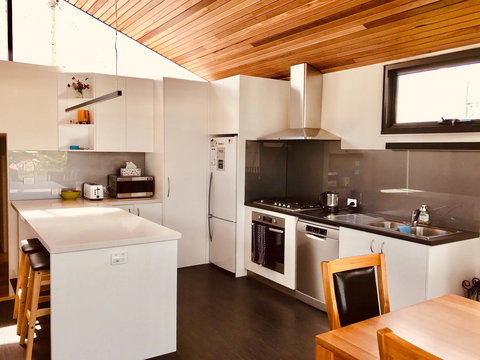 Omaroo House - Panoramic Water Views - Kawana Tourism 17