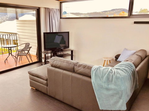 Omaroo House - Panoramic Water Views - Kawana Tourism 9