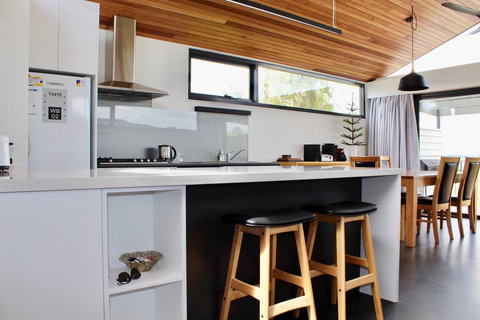 Omaroo House - Panoramic Water Views - Kawana Tourism 14