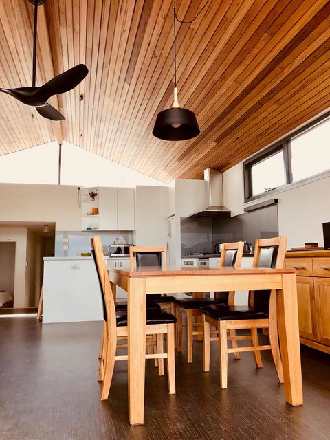 Omaroo House - Panoramic Water Views - Kawana Tourism 18